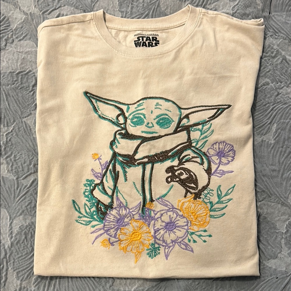 Star Wars Cream T-Shirt with Baby Yoda Design-high quality embroidery and fabric